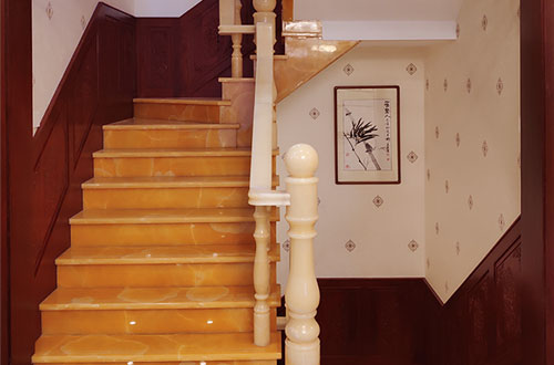 绵阳中式别墅室内汉白玉石楼梯的定制安装装饰效果